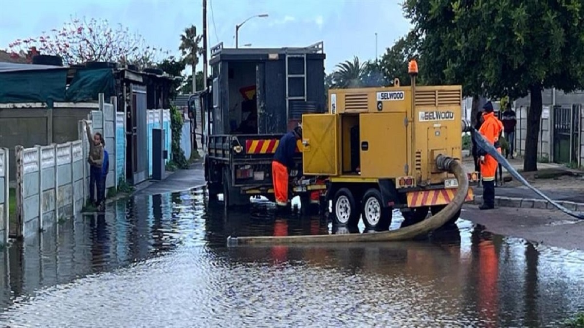 Huguenot Tunnel cape town still closed due to rockfalls and mudslides